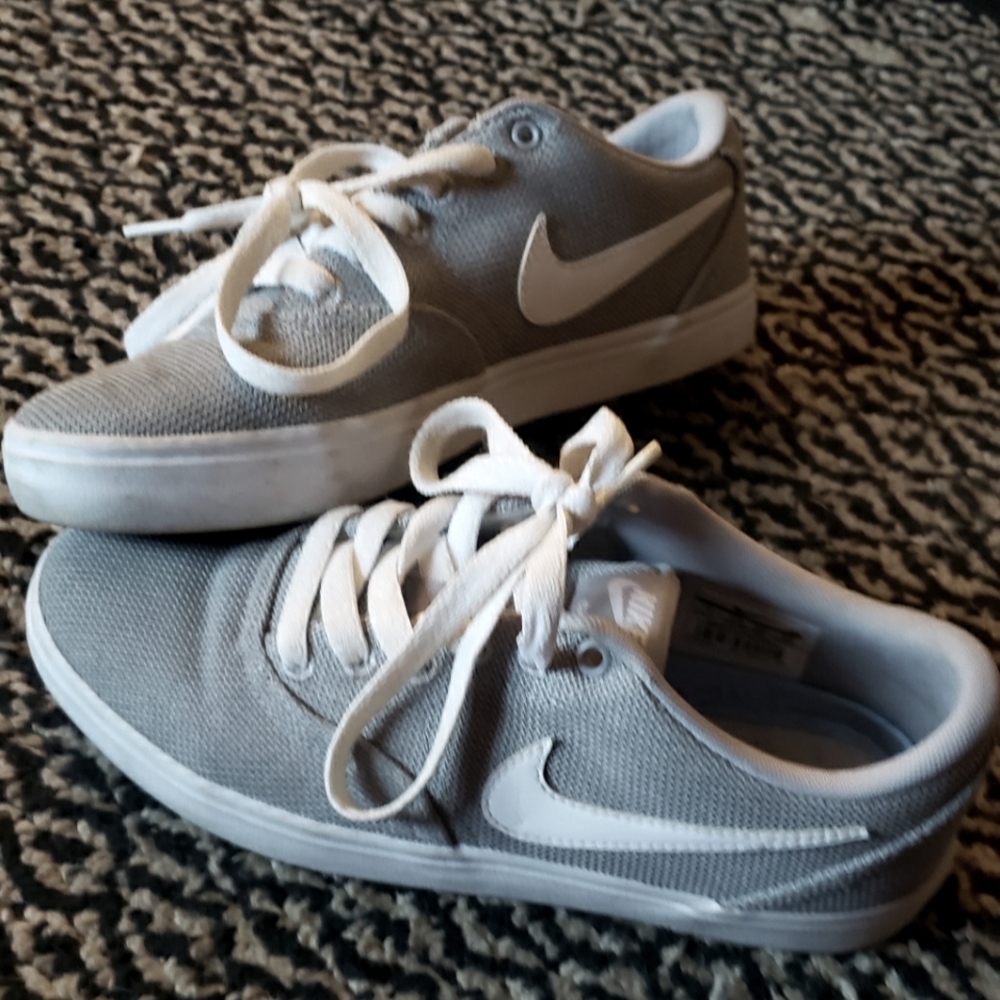 Women's lace-up canvas Nike sneakers SB, gray skate boarding shoes, size 7